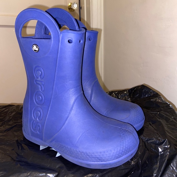 BOY’S CROCS BLUE HANDLE IT RAIN BOOTS SZ J2 PULL ON LIGHTWEIGHT COMFY - Picture 1 of 7